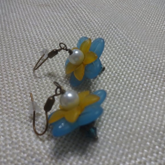 Whimsical "BLUE & ORANGE LUCITE FLOWER with PEARLS" Handmade Dangle Earrings 97B - Picture 3 of 3